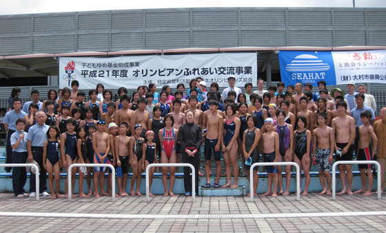平成21年度オリンピアンふれあい交流事業 水泳教室(長崎県)集合写真1